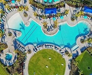 Vue aérienne d’un complexe hôtelier doté de plusieurs piscines, d’espaces de détente et de zones verdoyantes.