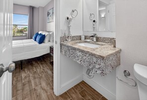 Douche, séchoir à cheveux, serviettes fournies