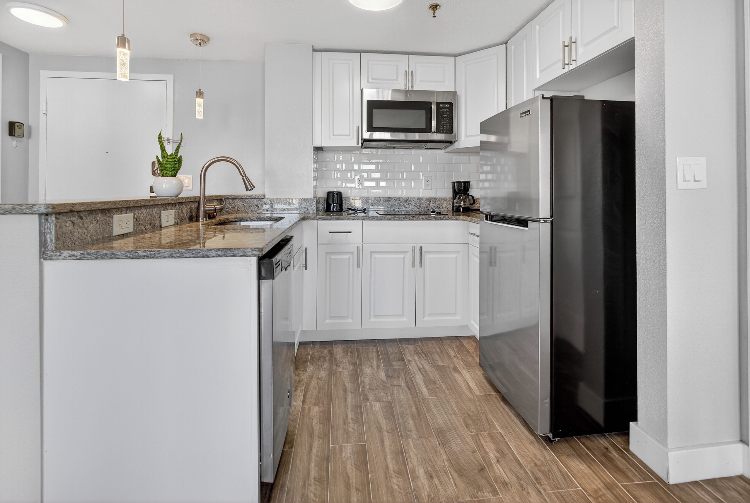 Jääkaappi, mikroaaltouuni, uuni, astianpesukone