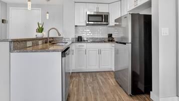 Een koelkast, een microgolfoven, een oven, een vaatwasser