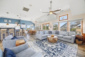 TV, DVD-spiller og stereoanlegg