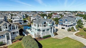 Un quartiere residenziale con diverse case a due piani, caratterizzate da ampi portici e garage integrati.