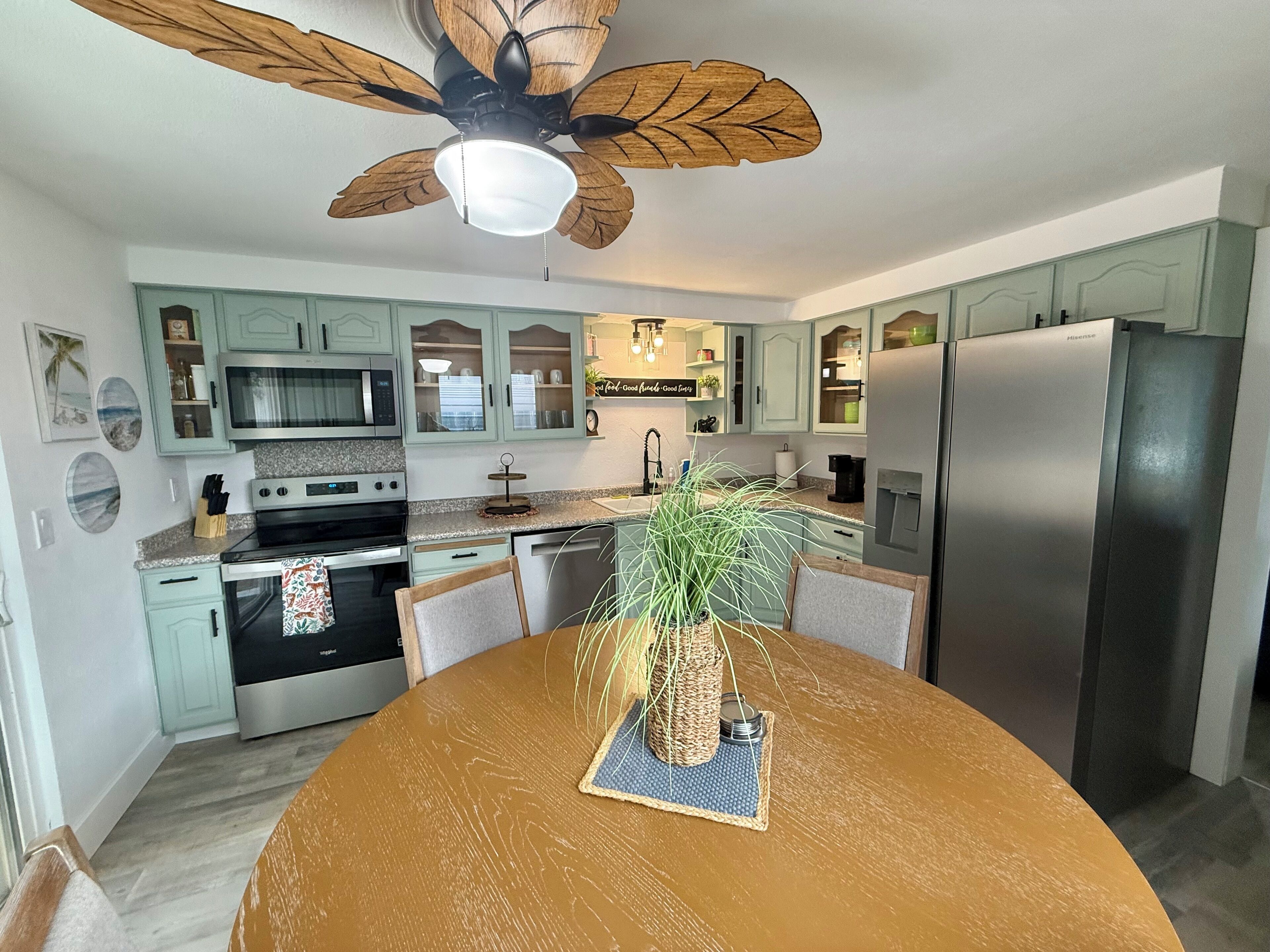 Microondas, horno, parrilla de estufa y lavavajillas 