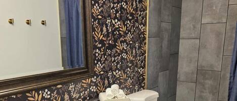 Serviettes fournies, savon, papier de toilette