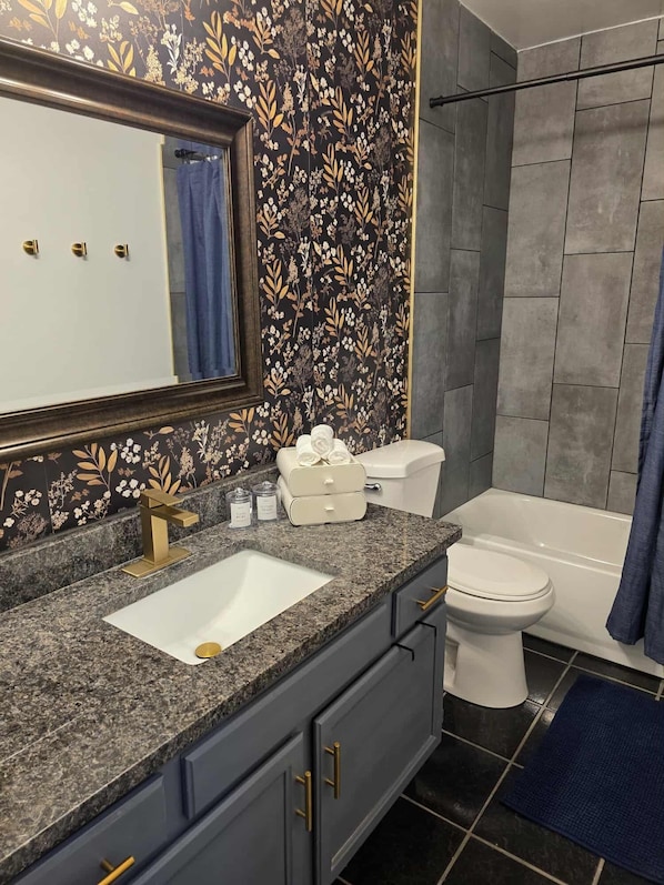 Towels, soap, toilet paper - Welcoming 3-bedroom house in Rio Rancho (Rio Rancho)