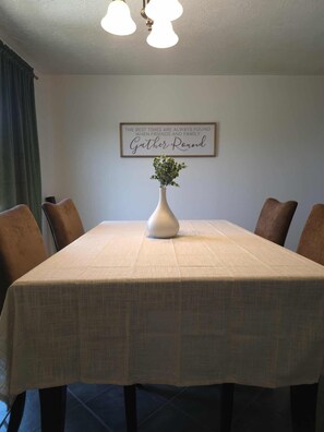 Dining - Welcoming 3-bedroom house in Rio Rancho (Rio Rancho)