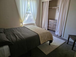 3 bedrooms, desk, free WiFi, bed sheets