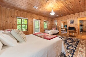 3 bedrooms, free WiFi, bed sheets - Cabin Chateau at Big Tree | Dreamy Deck with Outdoor Fireplace | Hot Tub & Foosball (West Jefferson)