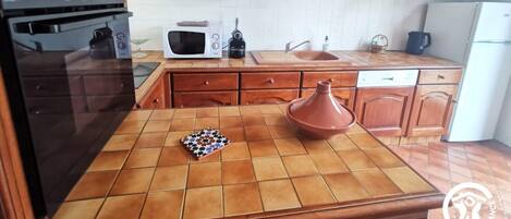 ثلاجة، ميكروويف، فرن، غسالة أطباق