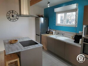 Four, lave-vaisselle, cafetière/bouilloire, grille-pain