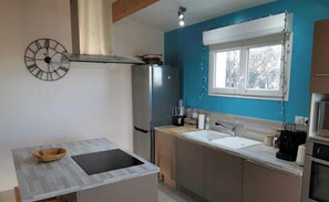 Oven, dishwasher, coffee/tea maker, toaster - Le Mazet - MIREVAL - Gîte (MIREVAL)