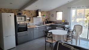 Réfrigérateur, four à micro-ondes, un four