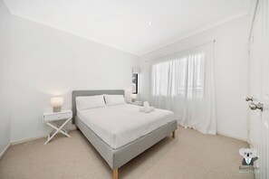 4 bedrooms, iron/ironing board, WiFi, bed sheets