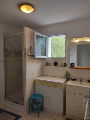 Bathroom - Merlot - MONTAGNAC (MONTAGNAC)