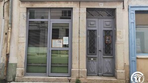Un escaparate con un letrero amarillo que dice 'LIBRAIRIE • PAPETERIE'.
