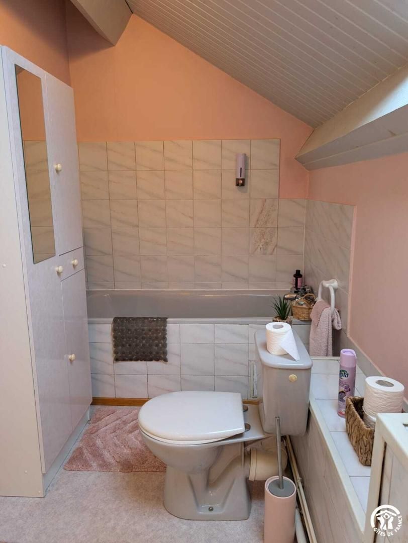 Un bagno con il water, un bidet, un portasciuga e un piccolo angolo lavabo.