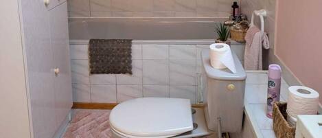 Un bagno con il water, un bidet, un portasciuga e un piccolo angolo lavabo.