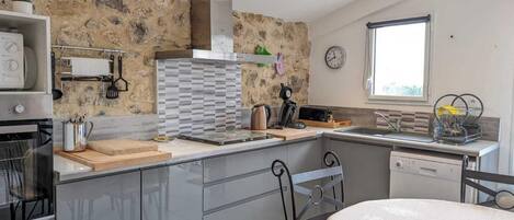 ثلاجة، ميكروويف، فرن، غسالة أطباق