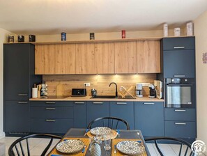 Microwave, oven, dishwasher, coffee/tea maker