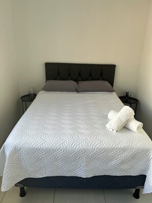 2 bedrooms, iron/ironing board, internet
