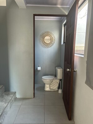 Regadera, toallas, jabón, papel de baño 