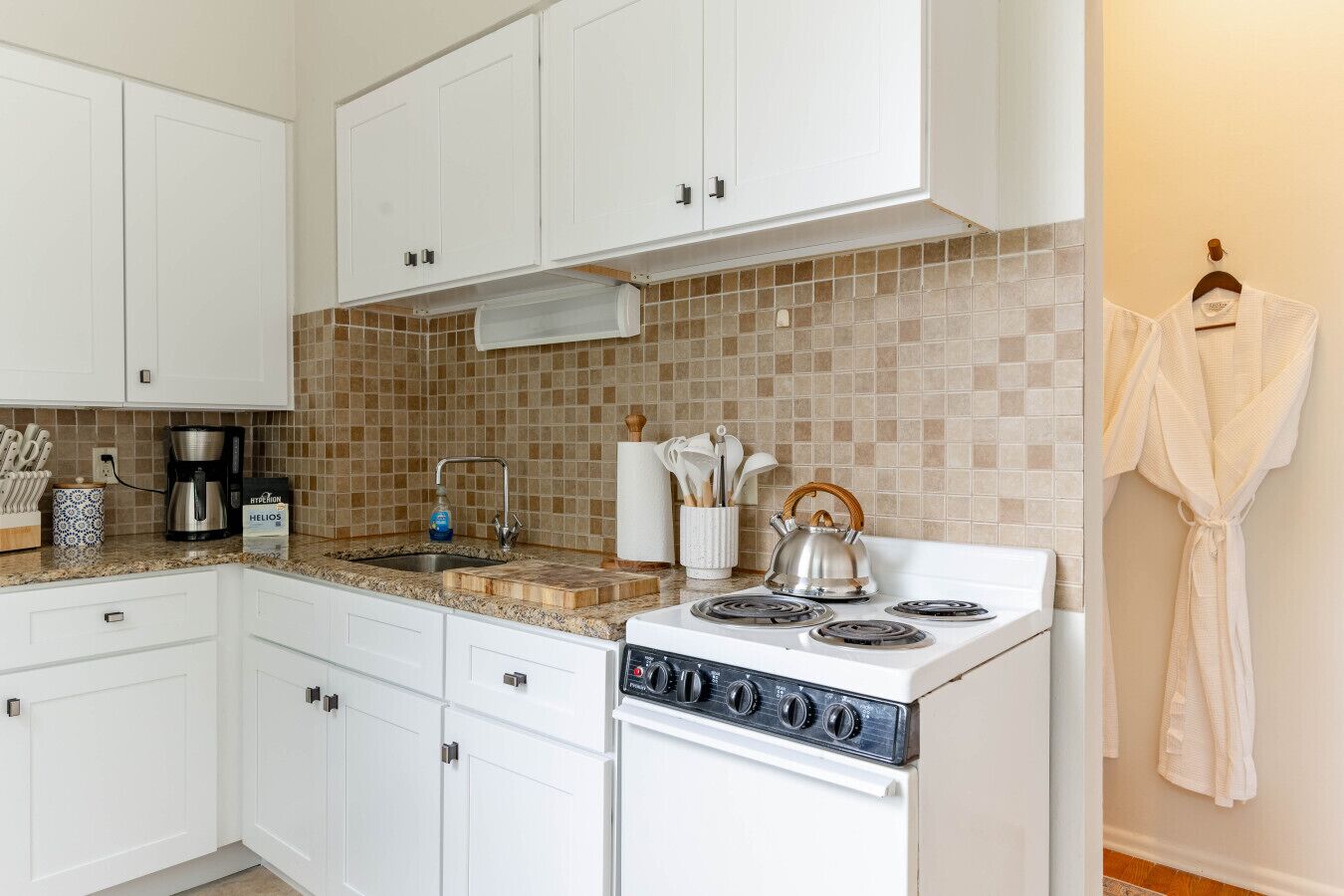 Een koelkast, een microgolfoven, een oven, een kookplaat