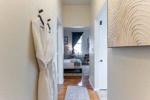 Escritorio, tabla de planchar con plancha, wifi y ropa de cama 