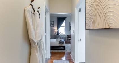 Stylish UM Loft on Diag