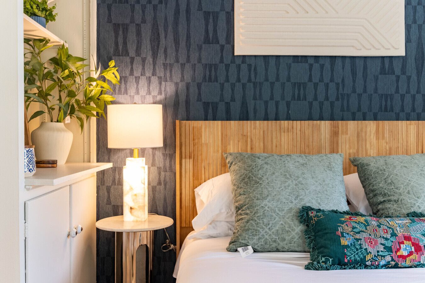 Desk, iron/ironing board, WiFi, bed sheets