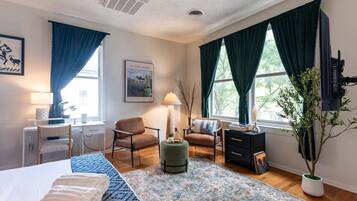 Escrivaninha, ferros/tábuas de passar roupa, Wi-Fi, roupa de cama