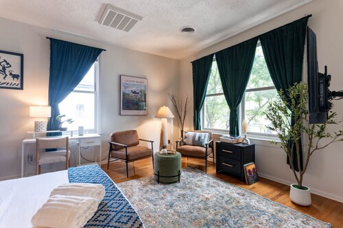 Stylish UM Loft on Diag