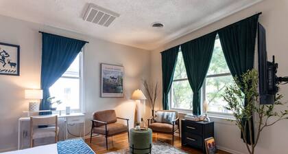 Stylish UM Loft on Diag