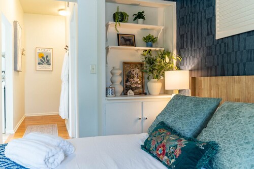 Stylish UM Loft on Diag