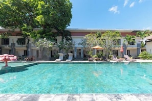 Outdoor pool - Ozz Hotel Kuta Bali manage by Ozz Group (Bali)