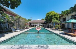 Outdoor pool - Ozz Hotel Kuta Bali manage by Ozz Group (Bali)