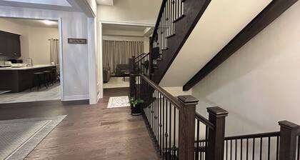 Clean and Spacious 4-bdrm Family home in Whitby!