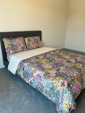 4 habitaciones, escritorio, tabla de planchar con plancha y wifi gratis 