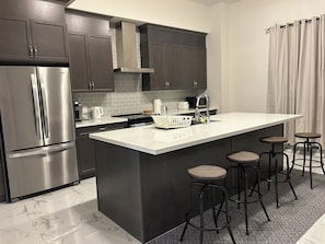 Refrigerador, microondas, horno, placa de cocina