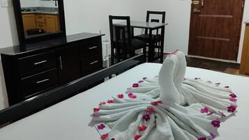 1 chambre, fer et planche à repasser, Wi-Fi, draps fournis