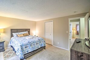 3 bedrooms, desk, iron/ironing board, free WiFi