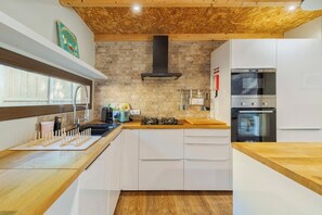 Fridge, microwave, oven, stovetop - Eco Villa Quintián House (União das freguesias de Charneca de Caparica e Sobreda)