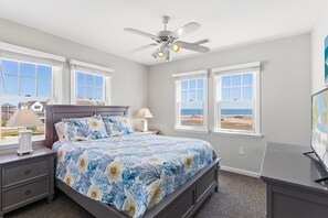 Room - Whale  - Steps to Beach | Dog-Friendly Buxton Stay (Buxton)