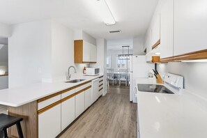 Frigorífico, microondas, horno y placa de cocina