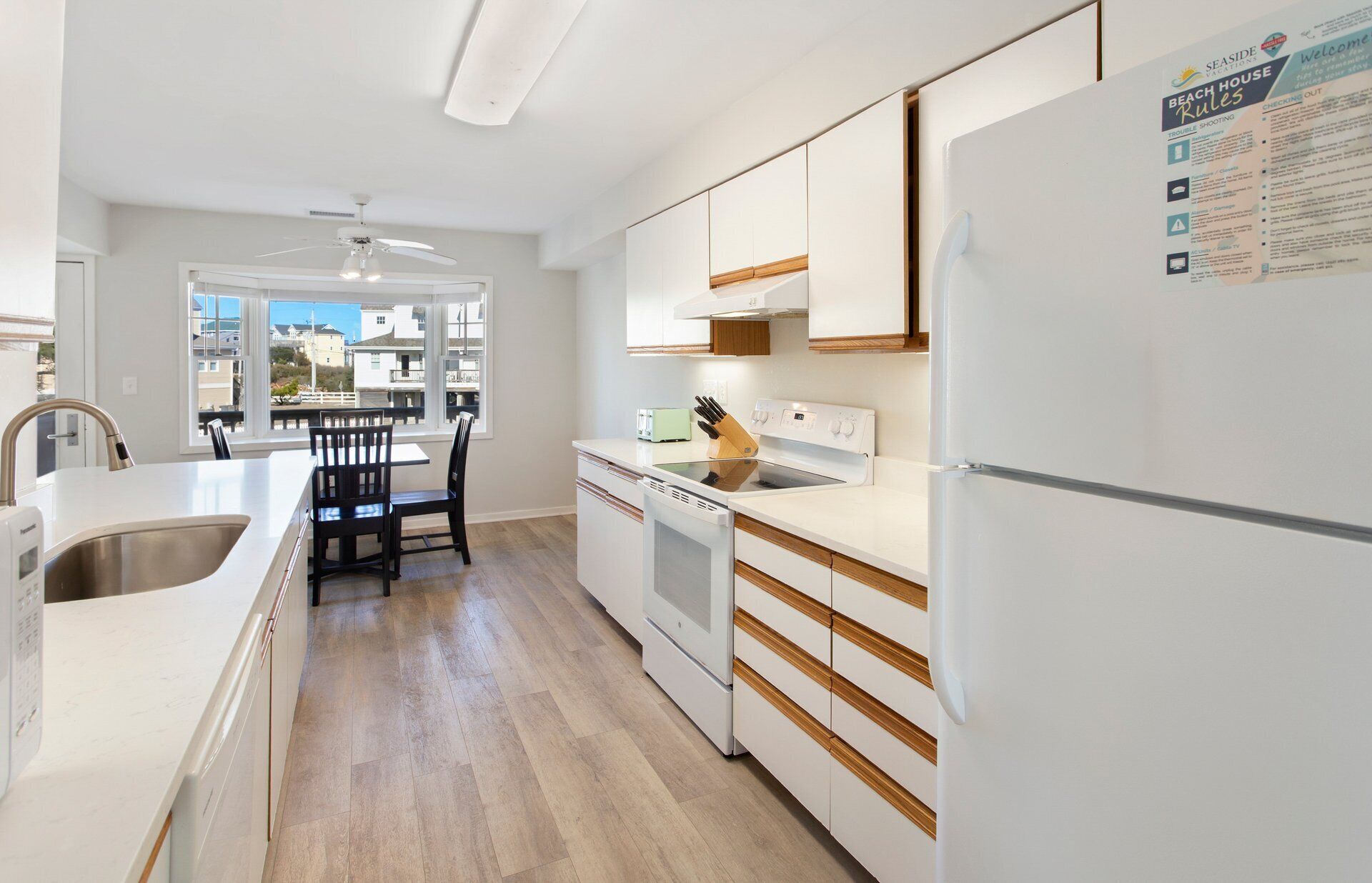 Refrigerador, microondas, horno, placa de cocina