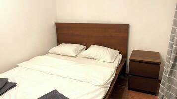 Tabla de planchar con plancha, wifi y ropa de cama