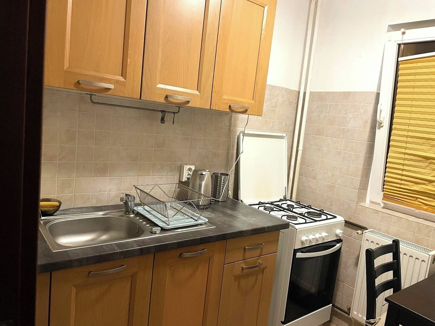 Jääkaappi, uuni, liesi, kahvin-/teenkeitin