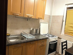 Fridge, oven, stovetop, coffee/tea maker