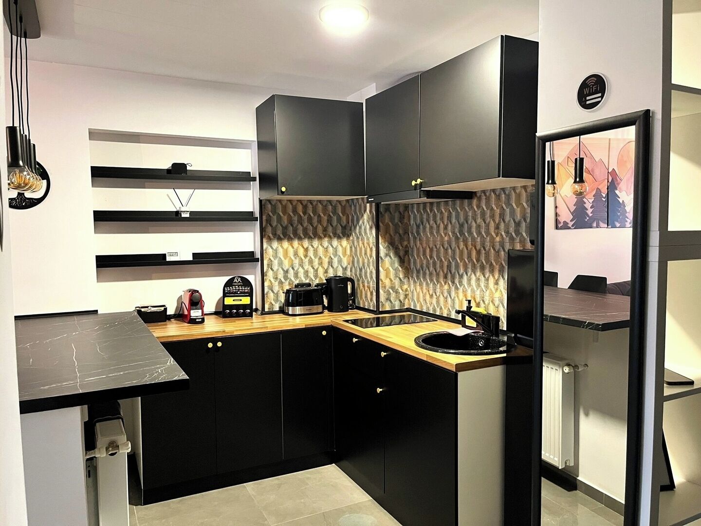 ثلاجة، ميكروويف، موقد طهي مسطح، ماكينة لصنع القهوة/الشاي