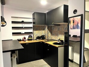 Réfrigérateur, micro-ondes, plaque de cuisson, cafetière/bouilloire