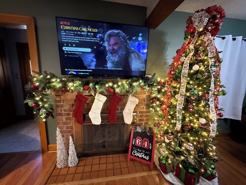 Cozy Christmas Cottage • No Cleaning Fee!